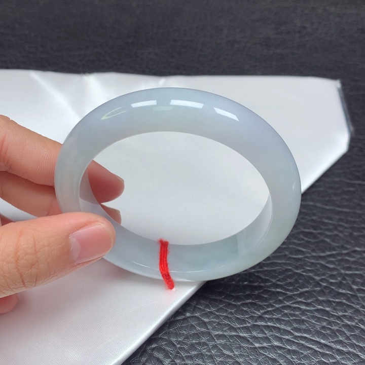 翡翠手镯未镶嵌。