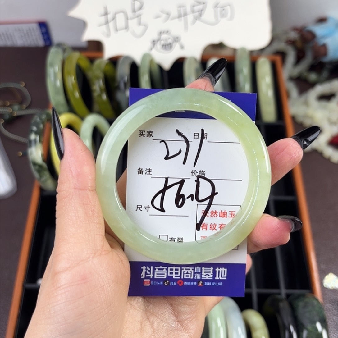 蛇纹石玉手镯未镶嵌上***儿