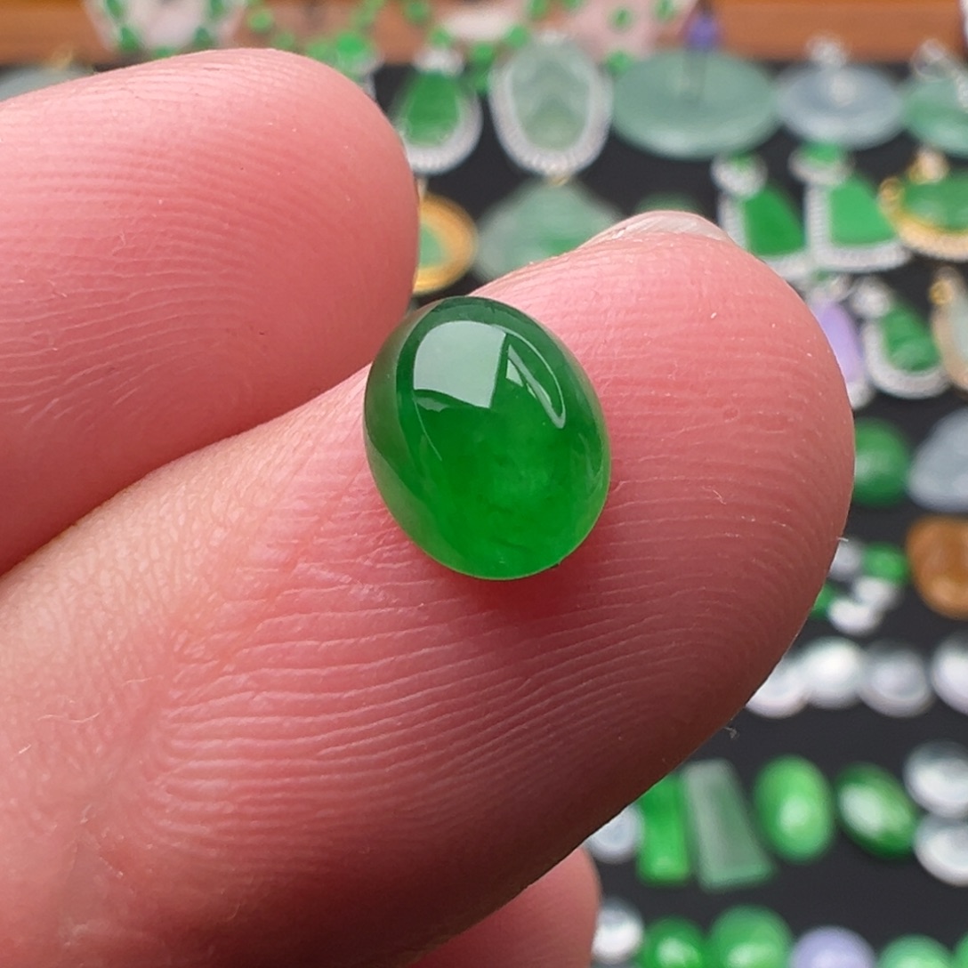 翡翠颈饰未镶嵌蛋面7.6