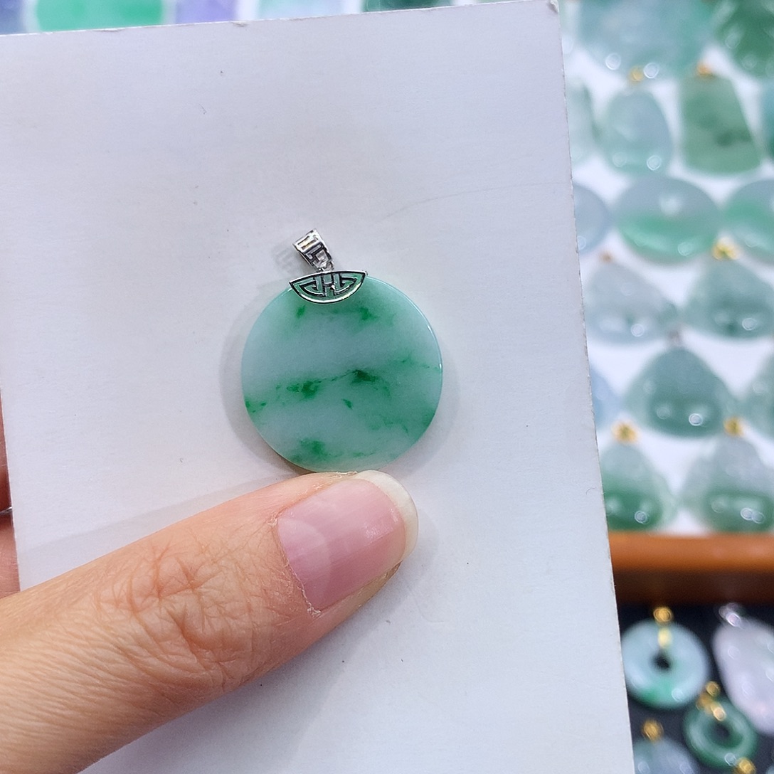 翡翠18K金镶嵌颈饰翡翠吊坠