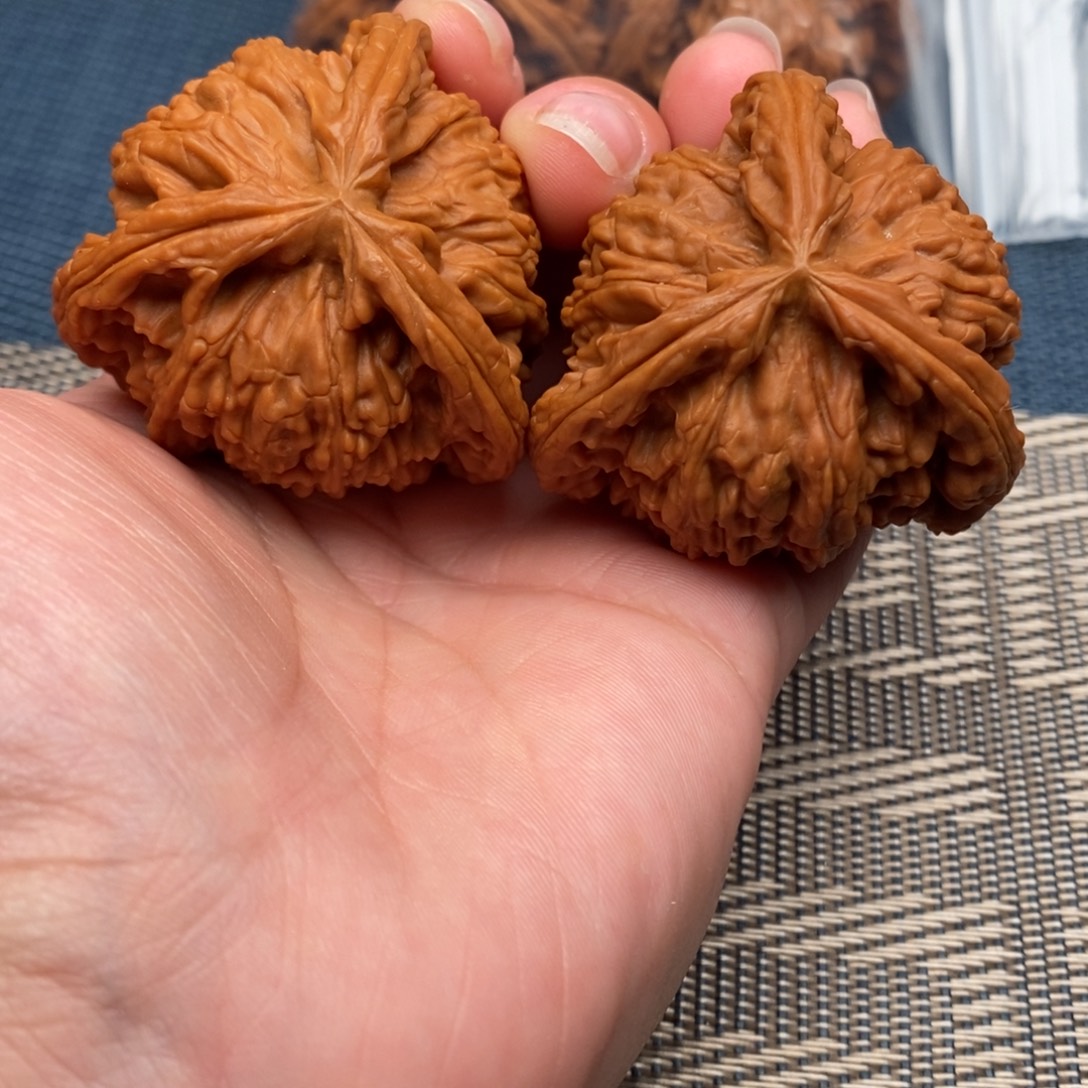 亮***哥吊坠文玩核桃三棱