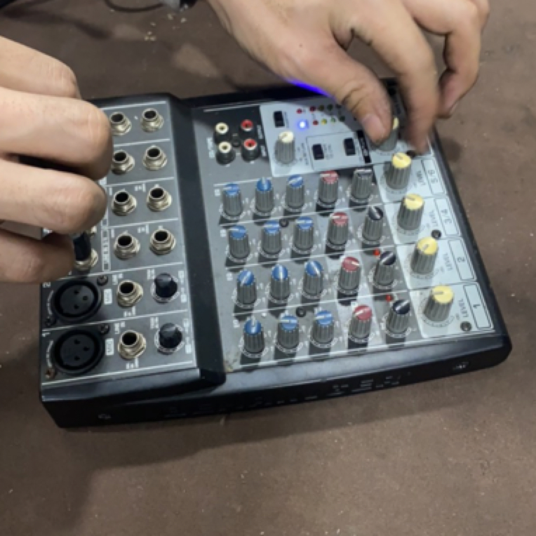 9新  调音台带电源