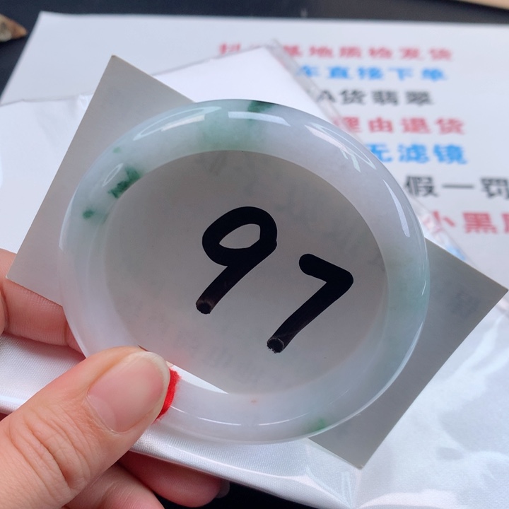 翡翠手镯未镶嵌翡翠