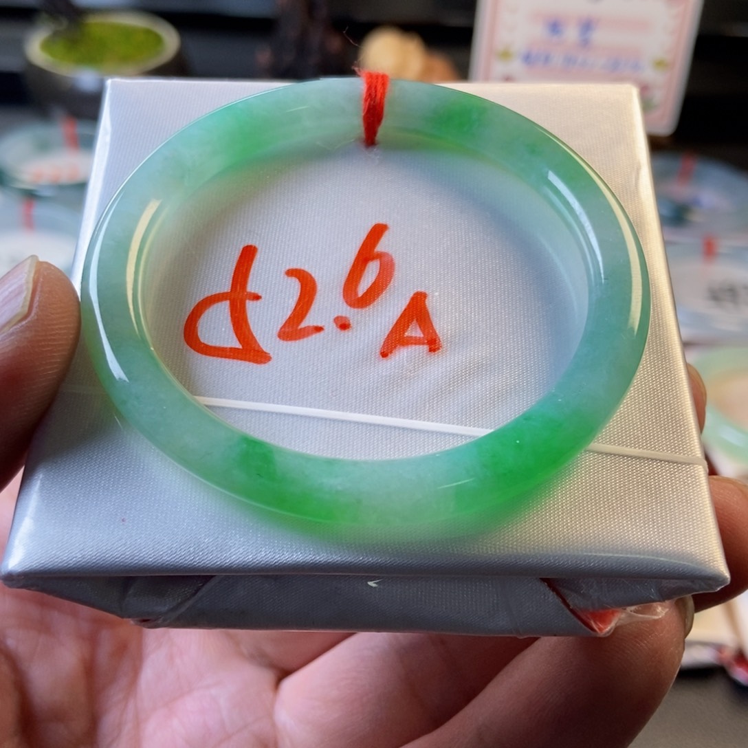 翡翠未镶嵌手镯14、冰绿美人条