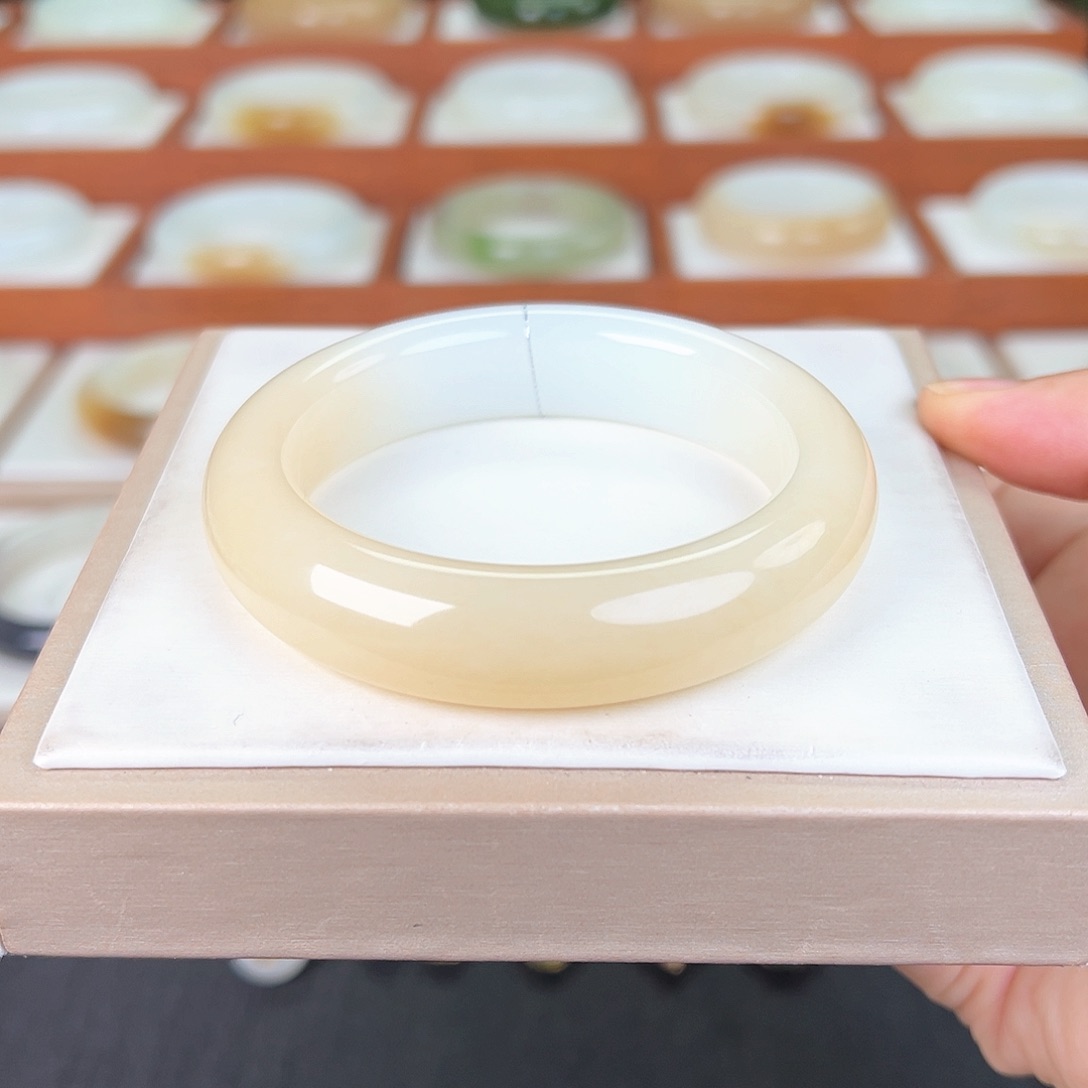 和田玉手镯未镶嵌和田玉糖白手镯