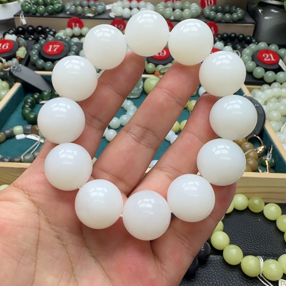 梁***彬和田玉未镶嵌手链20