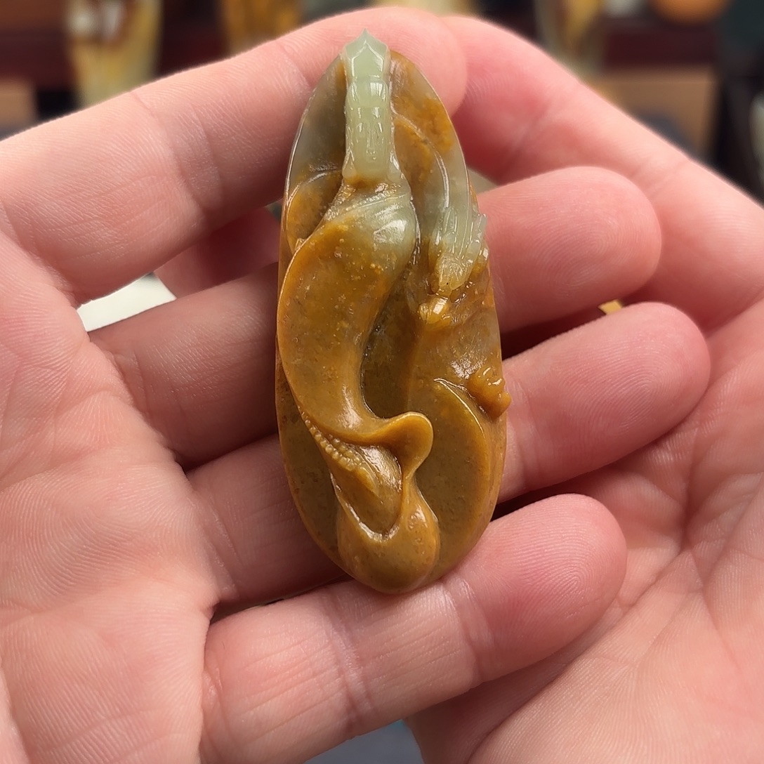 童***管和田玉未镶嵌颈饰