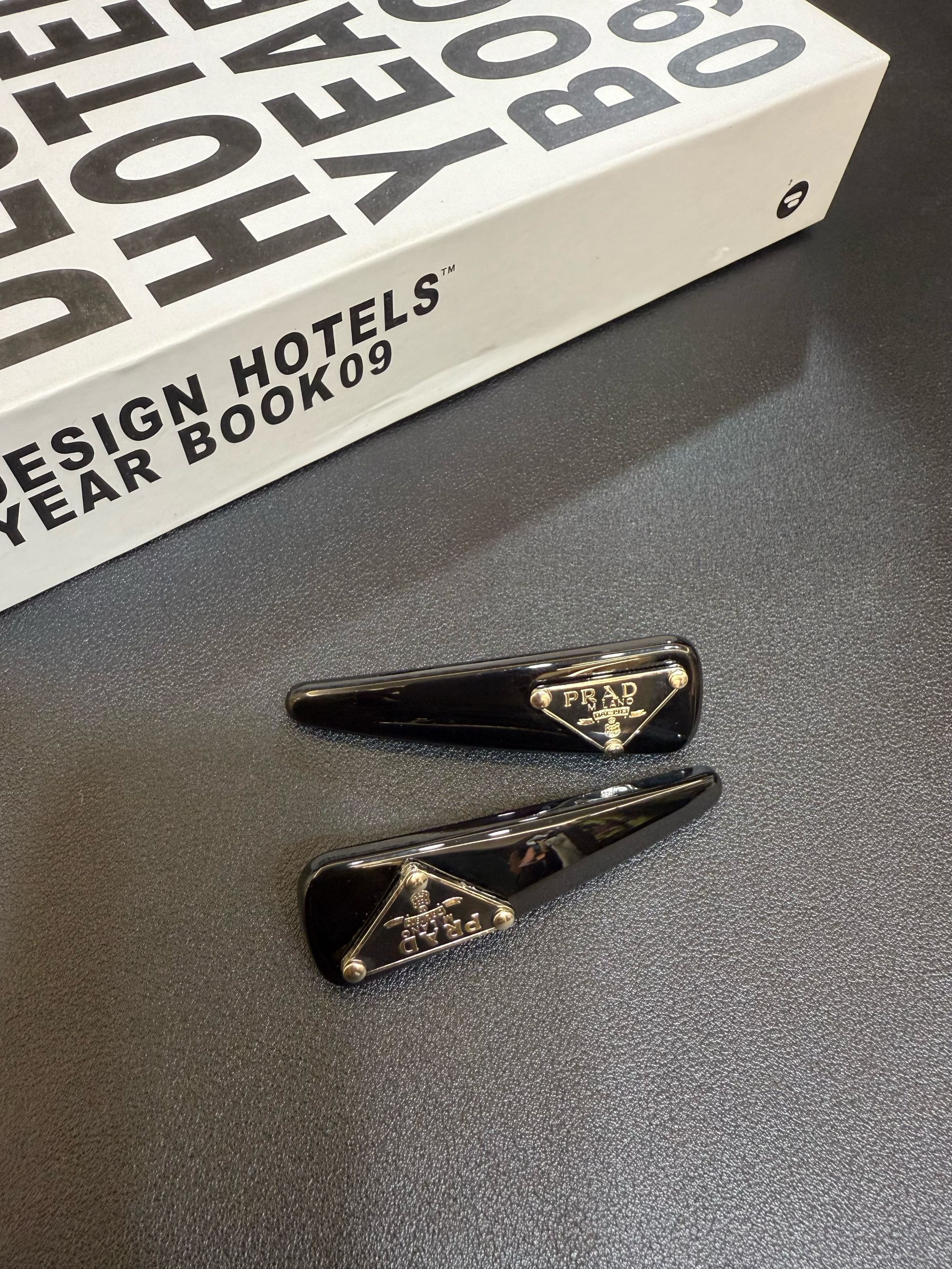 黑色高级感三角标刘海夹发夹