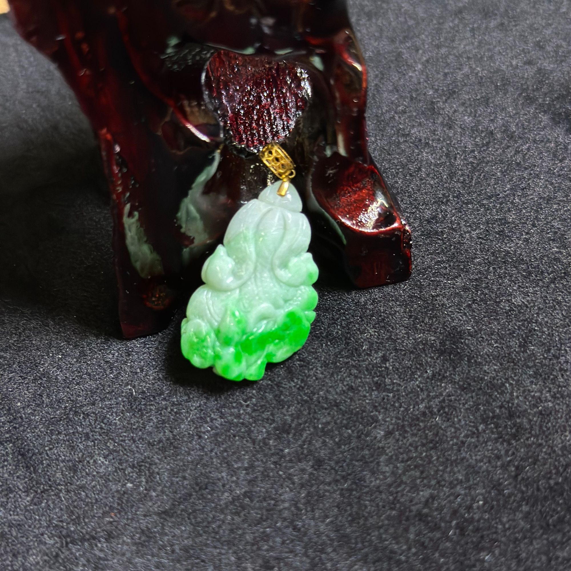 18K金扣头翡翠绿白菜雕刻菠菜绿