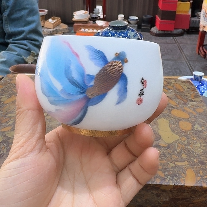 主人杯一个，瓷。。。品茗