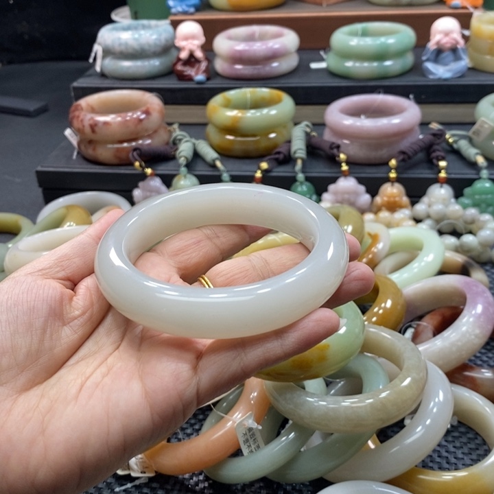 未镶嵌手镯石英岩玉