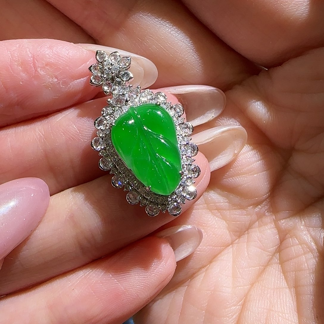 【闪购商品】颈饰18K金镶嵌翡翠鹿***了天然A货翡翠