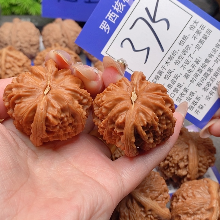 吊坠桃核42白狮子375