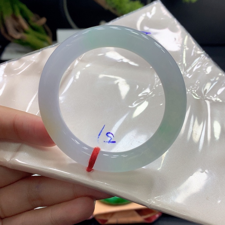 翡翠手镯未镶嵌翡翠