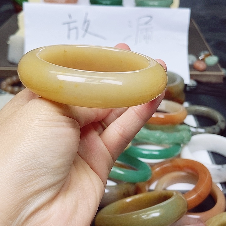 石英质玉手镯未镶嵌