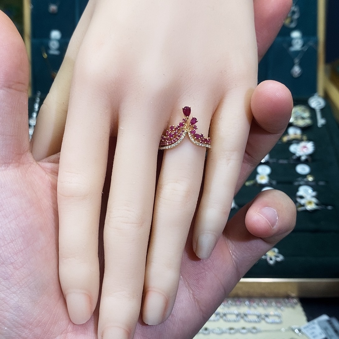 红宝石戒指18K金镶嵌戒指