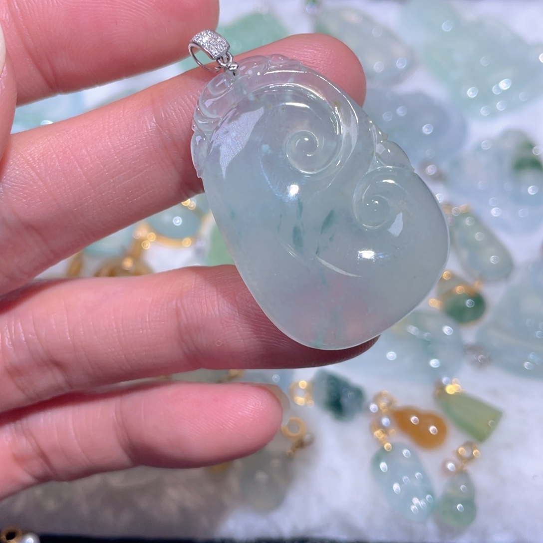 翡翠18K金镶嵌颈饰翡翠