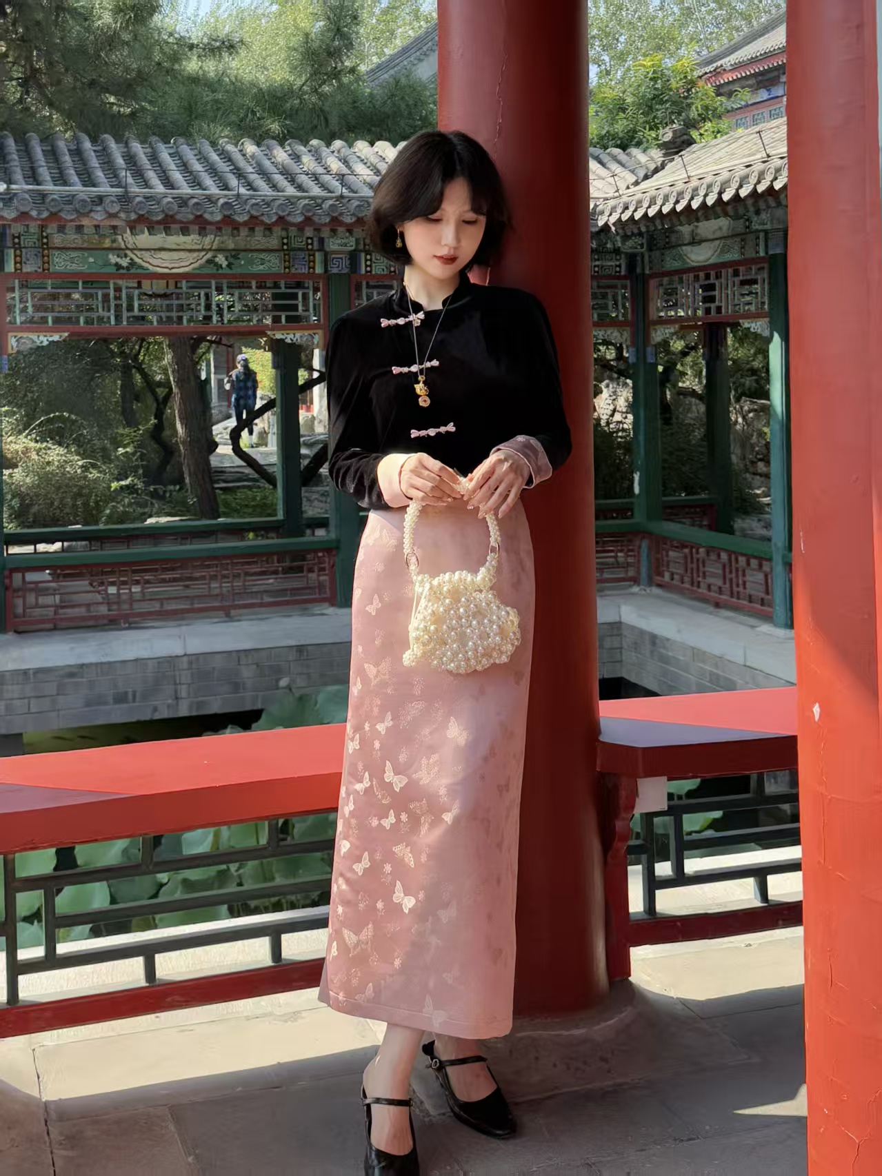 蕾英俊-醉花阴-秋季新中式国风黑粉丝绒上衣+金线蝴蝶提花半裙