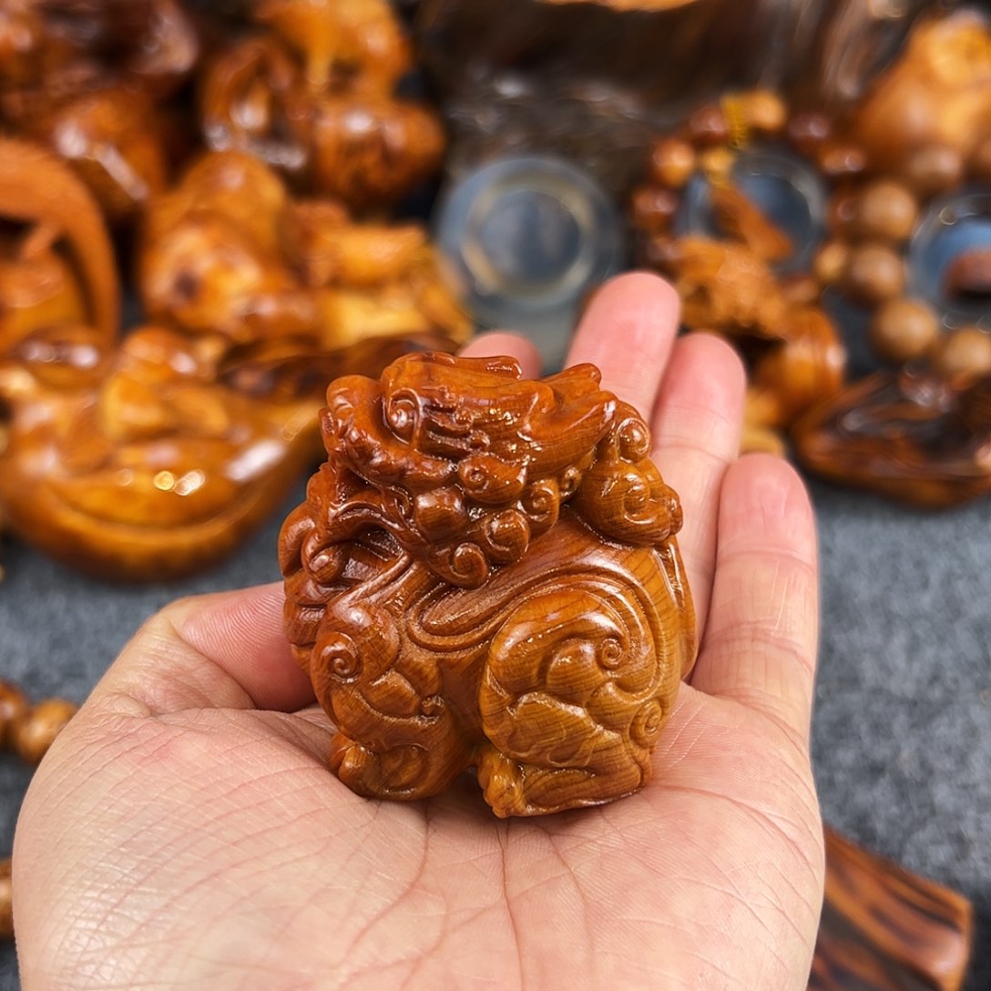 柏木太行崖柏溏心手把件貔貅