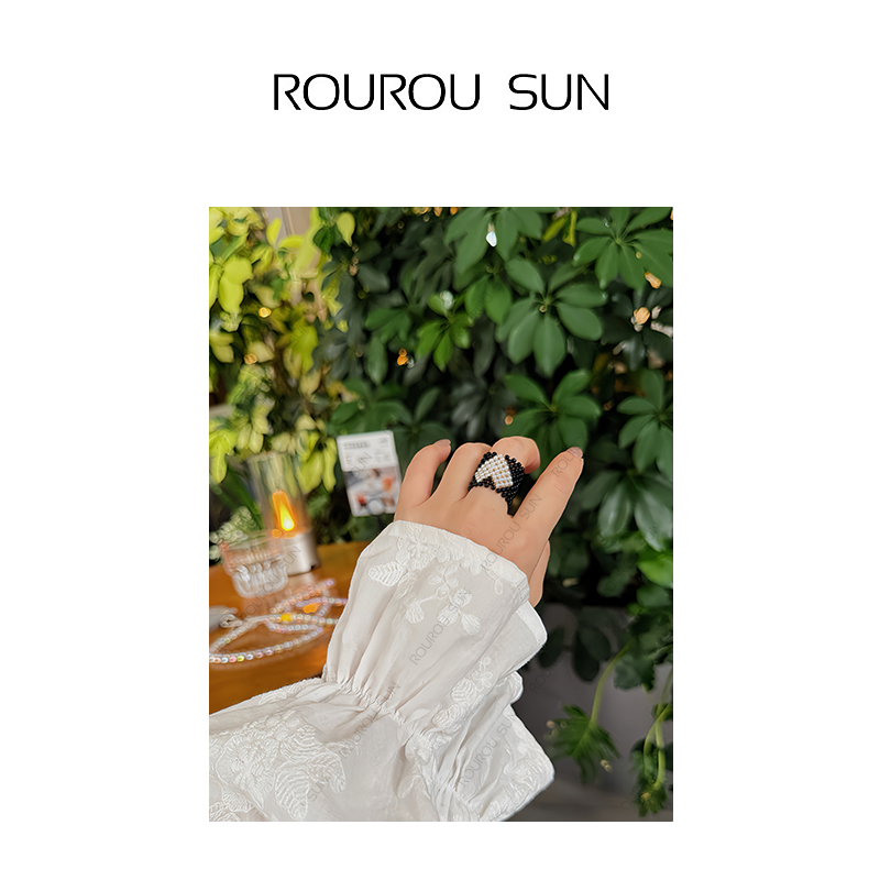 非金属仿水晶戒指 22709非金属仿水晶戒指女设计感黑白珍珠戒