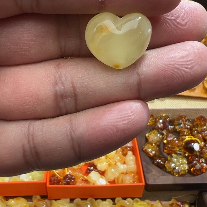 琥珀裸石未镶嵌2号爱心2.2克