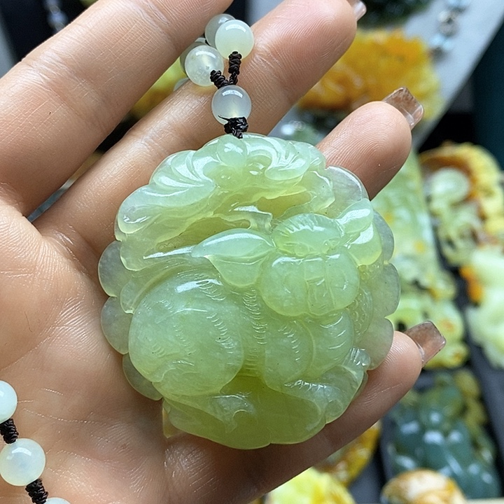 蛇纹石玉挂件未镶嵌