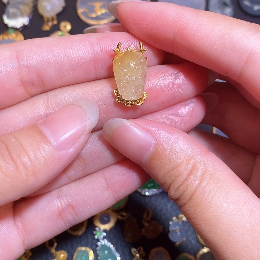 桃***式颈饰18K金镶嵌翡翠天然翡翠a货