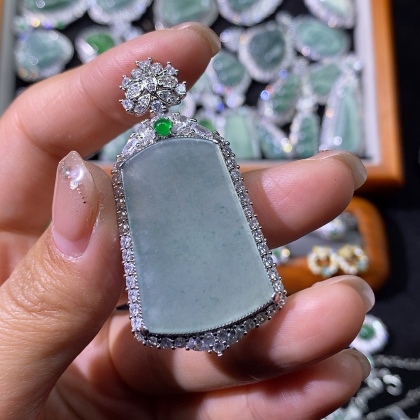 【闪购商品】翡翠颈饰未镶嵌天然