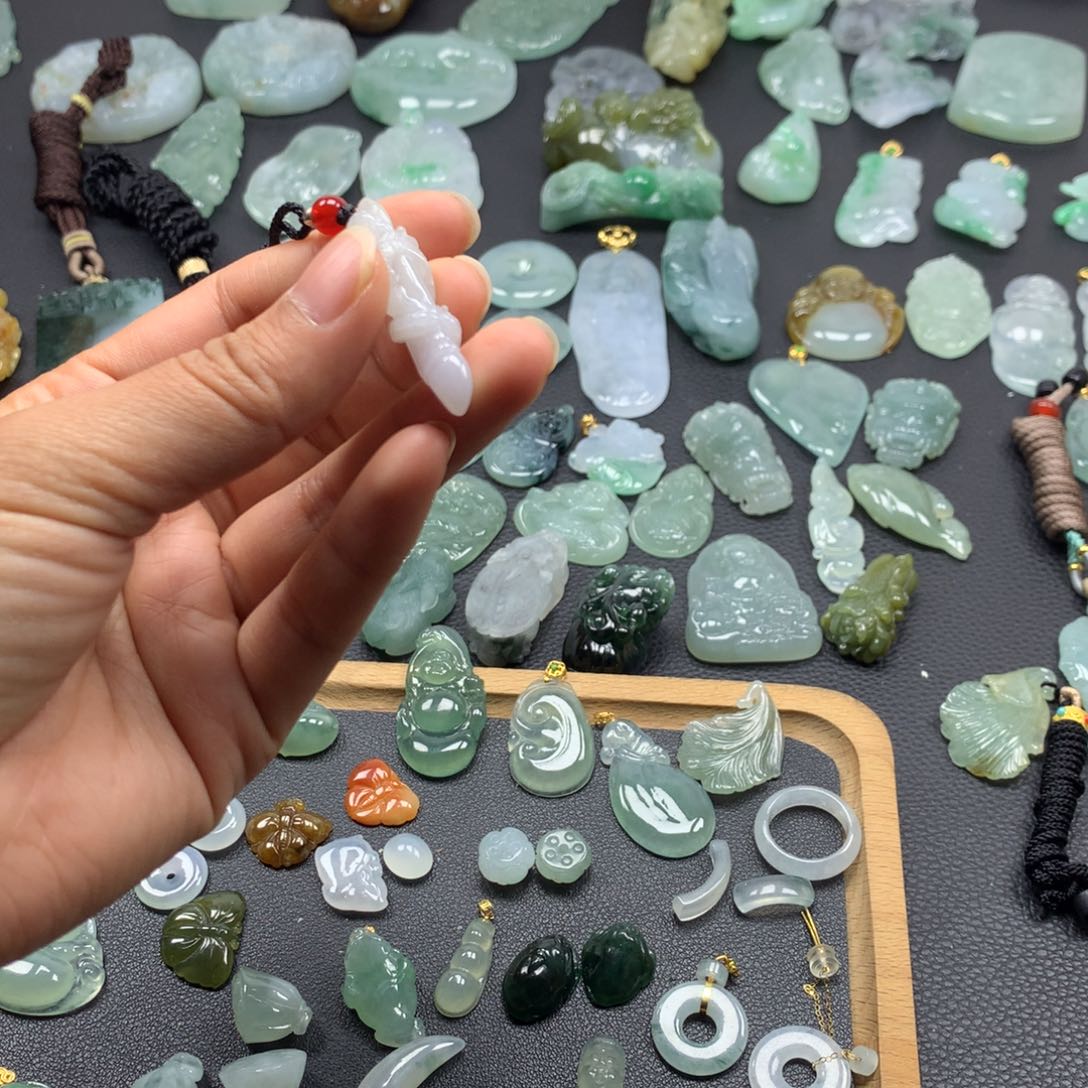 翡翠颈饰未镶嵌龙柱