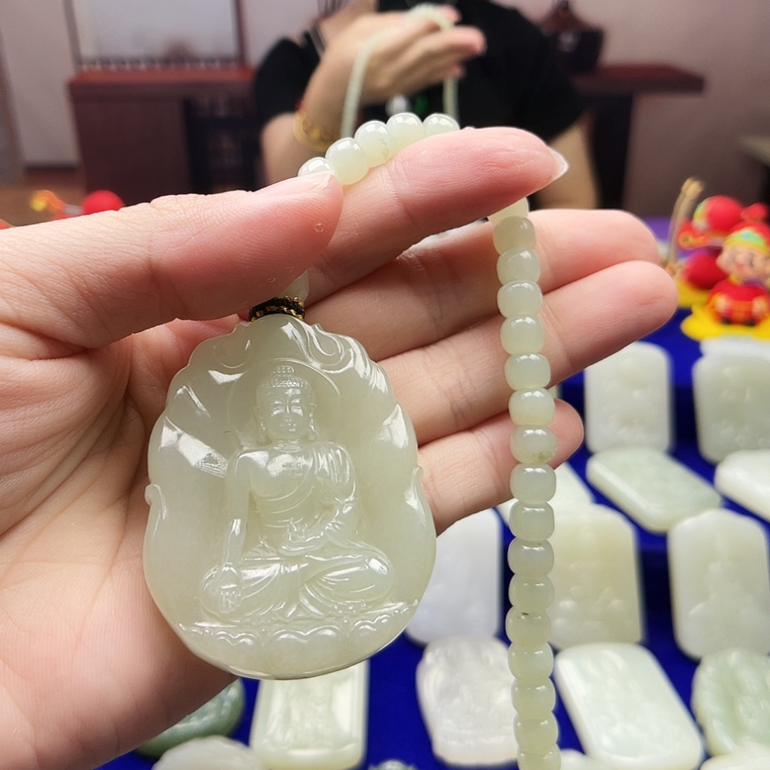 朱***管颈饰未镶嵌和田玉