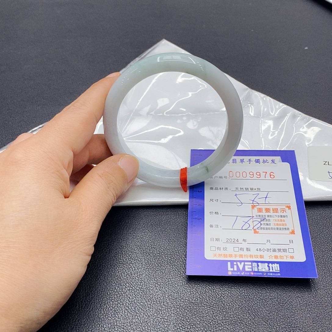 翡翠手镯未镶嵌翡翠手镯