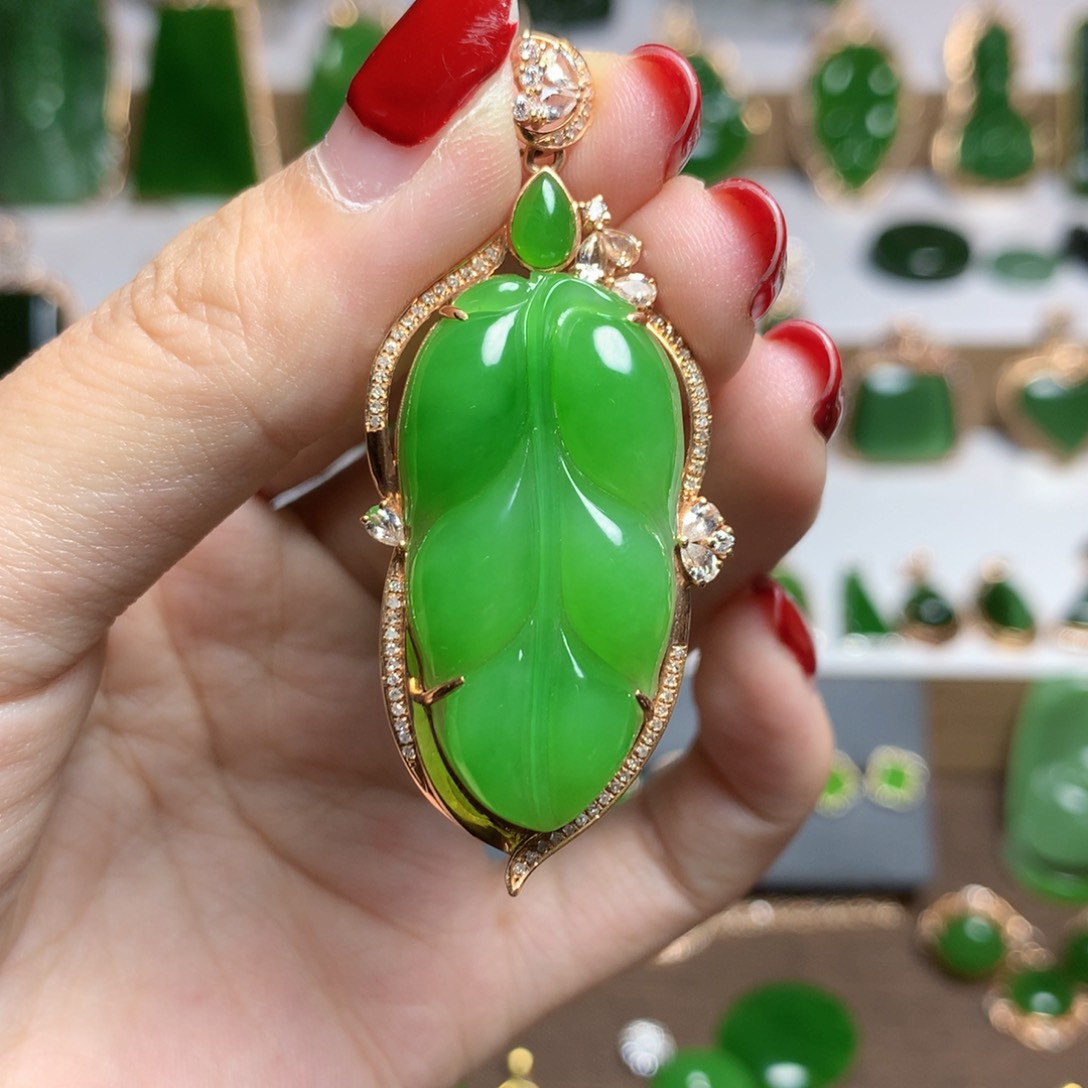 和田玉吊坠18K金镶嵌