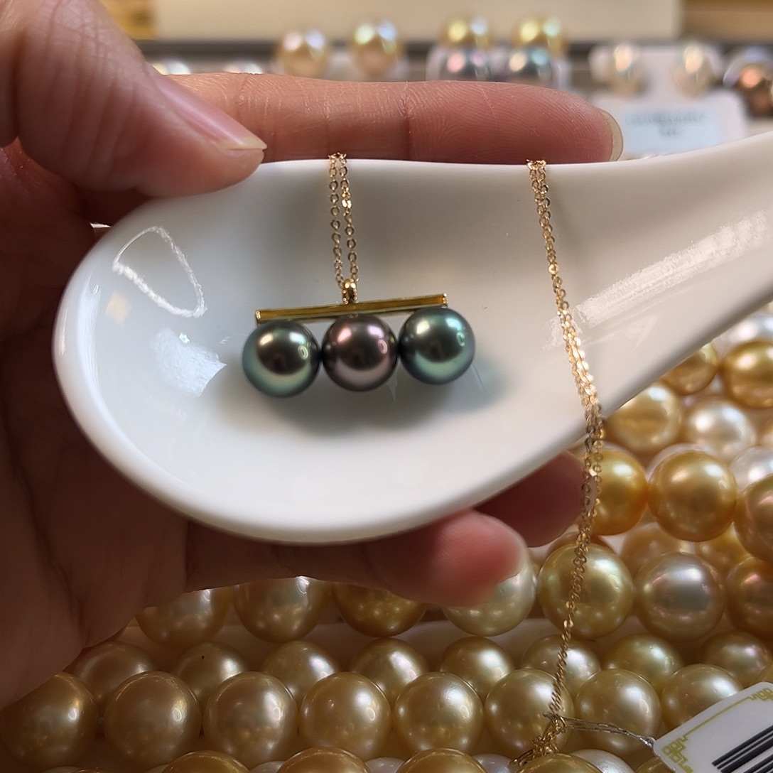 18K金镶嵌海水珍珠颈饰孔雀绿平衡木