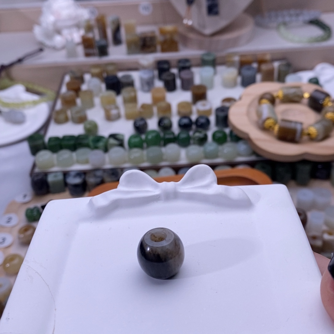 心***简和田玉未镶嵌颈饰买断