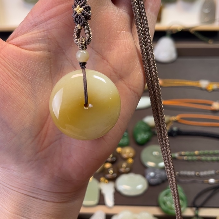 多***)和田玉未镶嵌颈饰胖扣