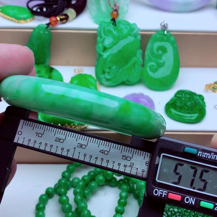 翡翠未镶嵌手镯…．．