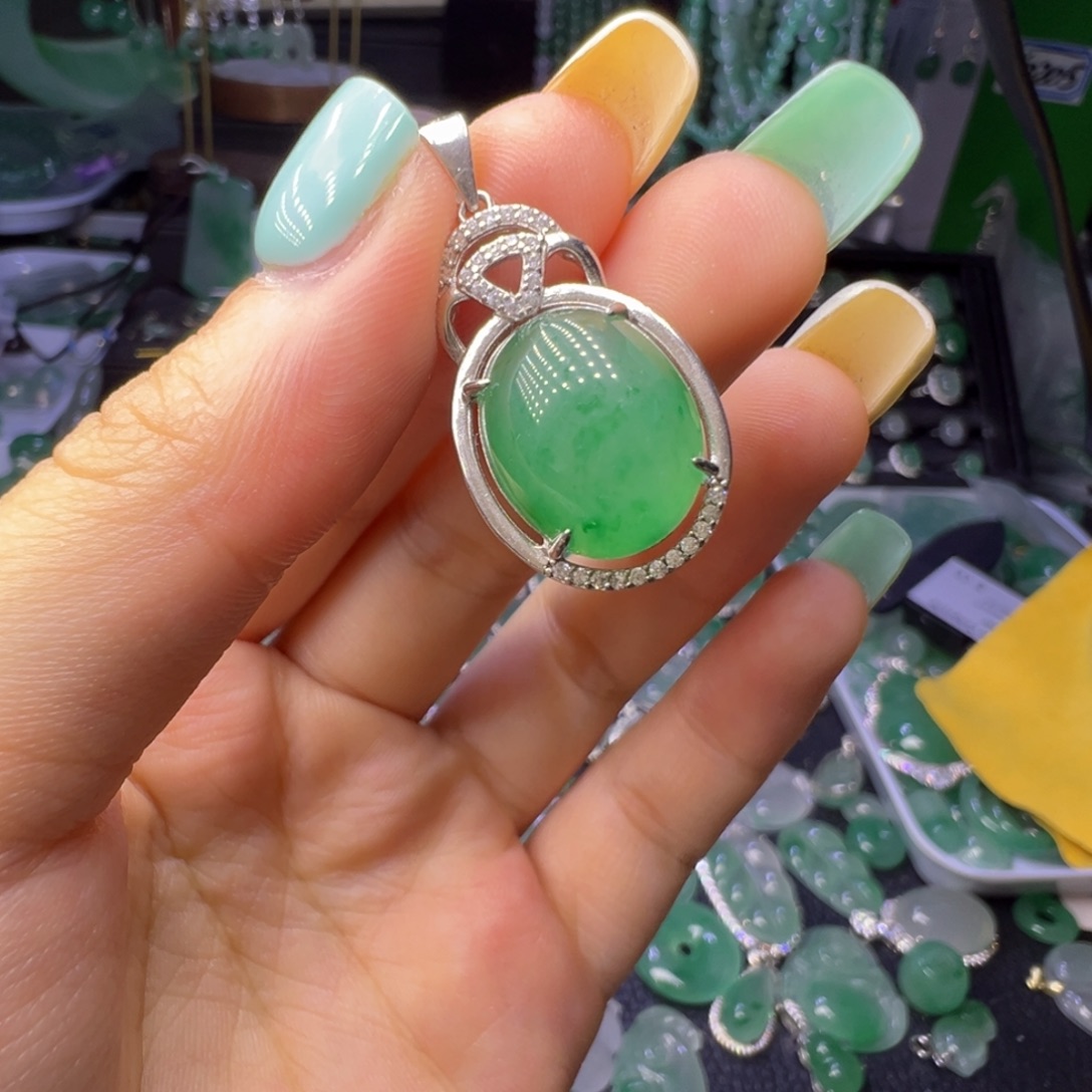 石英质玉（非洲翠）未镶嵌颈饰