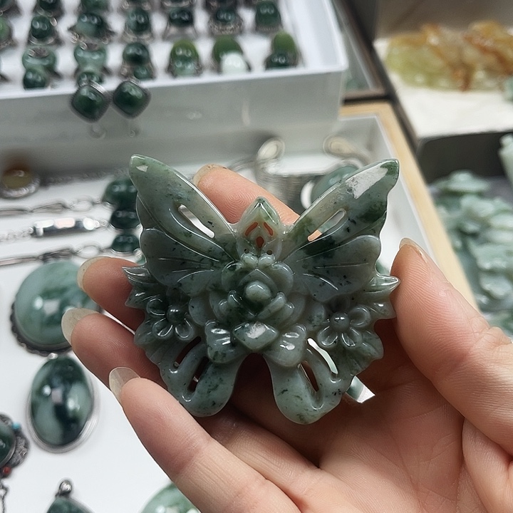 透闪石-蛇纹石玉未镶嵌颈饰