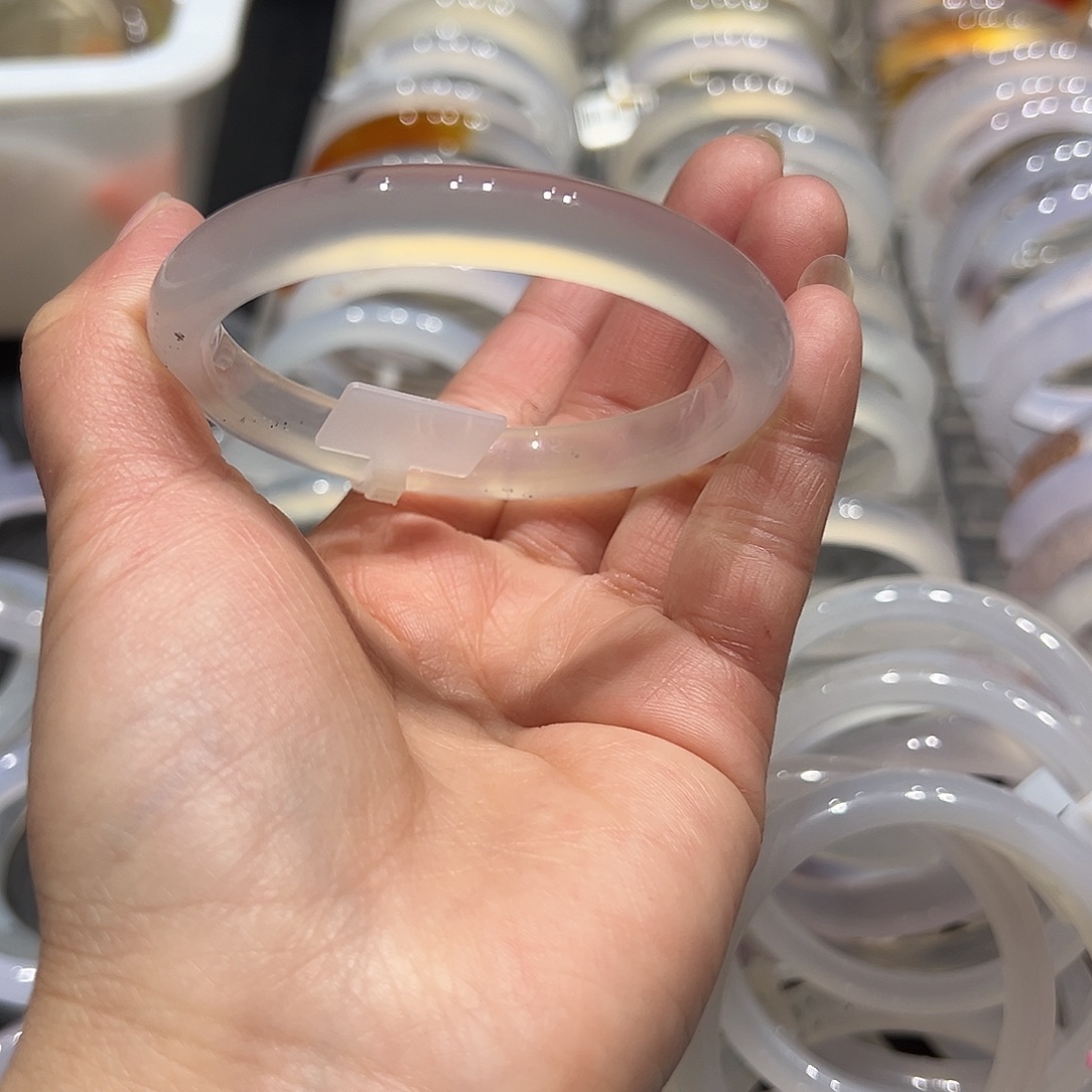 宝***咦玛瑙/玉髓未镶嵌手镯