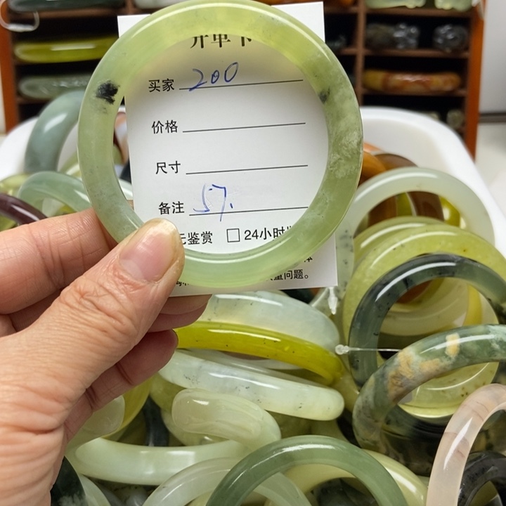 蛇纹石玉未镶嵌手镯