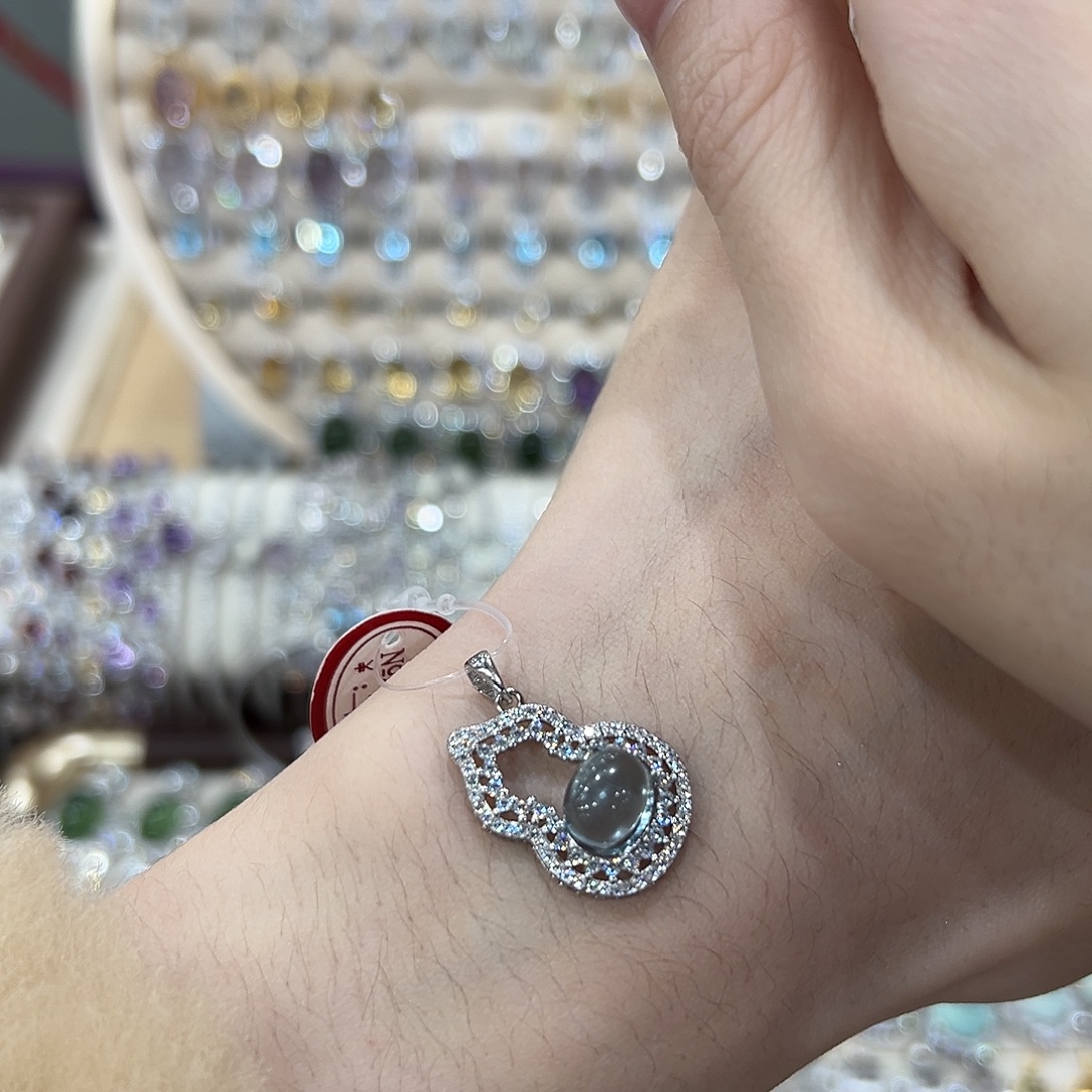 H***婷吊坠(赠链)银S925镶嵌托帕石