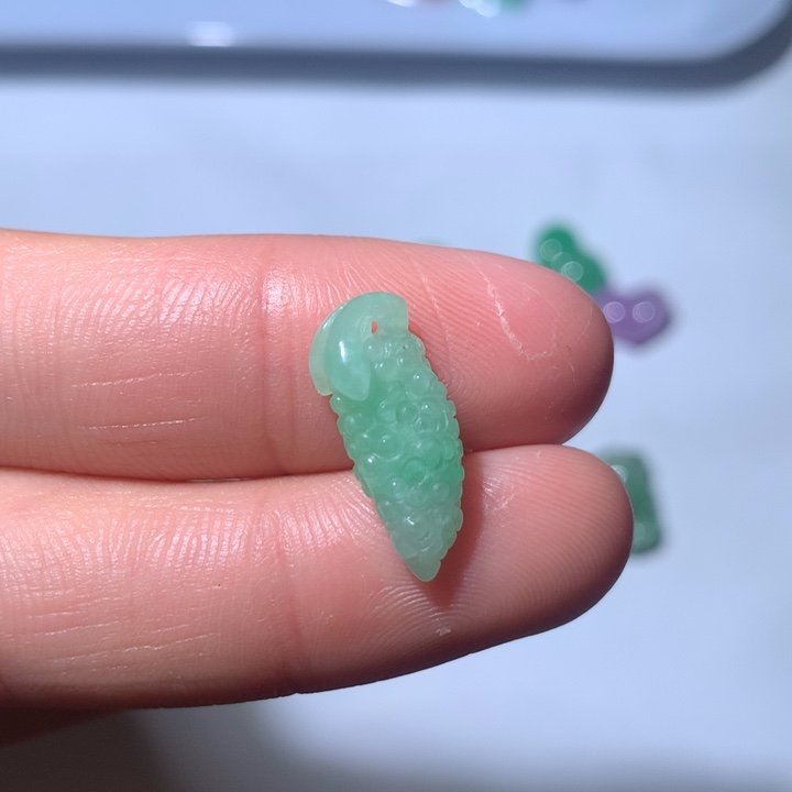 翡翠未镶嵌颈饰挂件