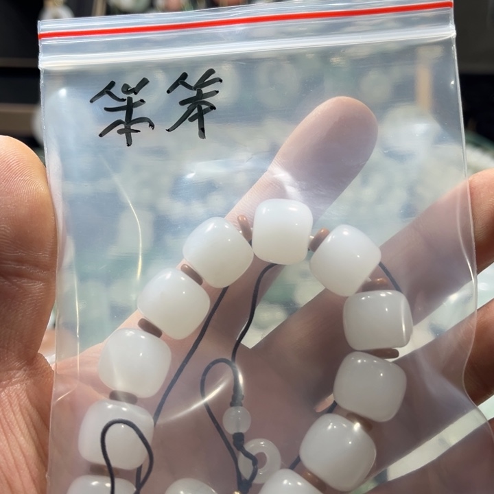 石英质玉未镶嵌颈饰