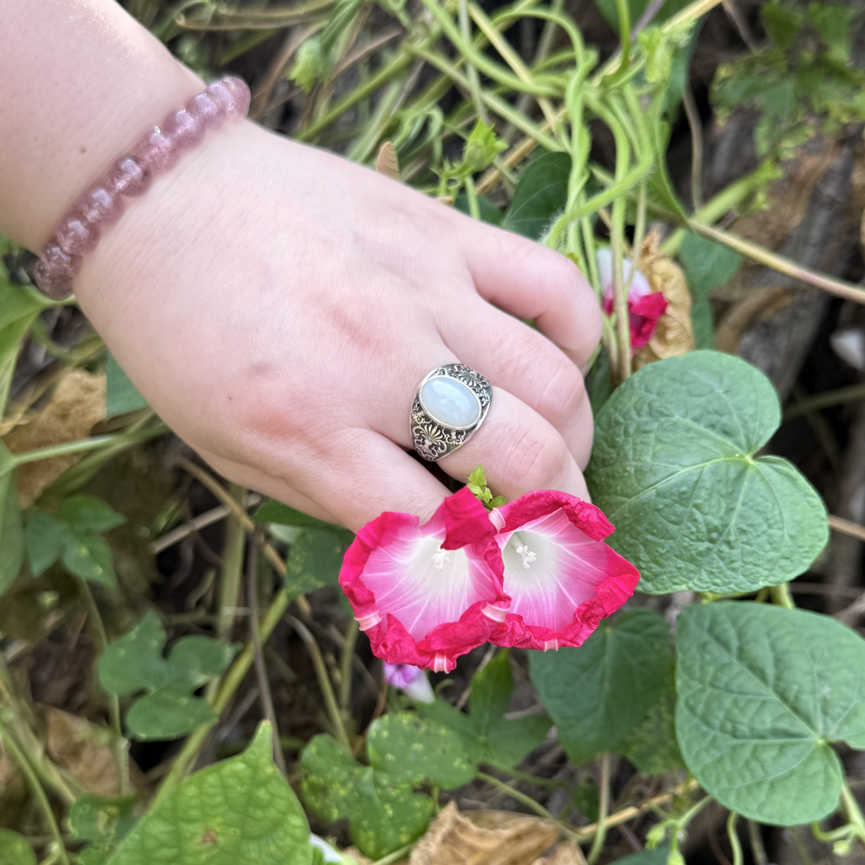 和田玉白玉蛋面镶嵌复古s925银戒指，纹路优雅而个性，尼泊尔风格