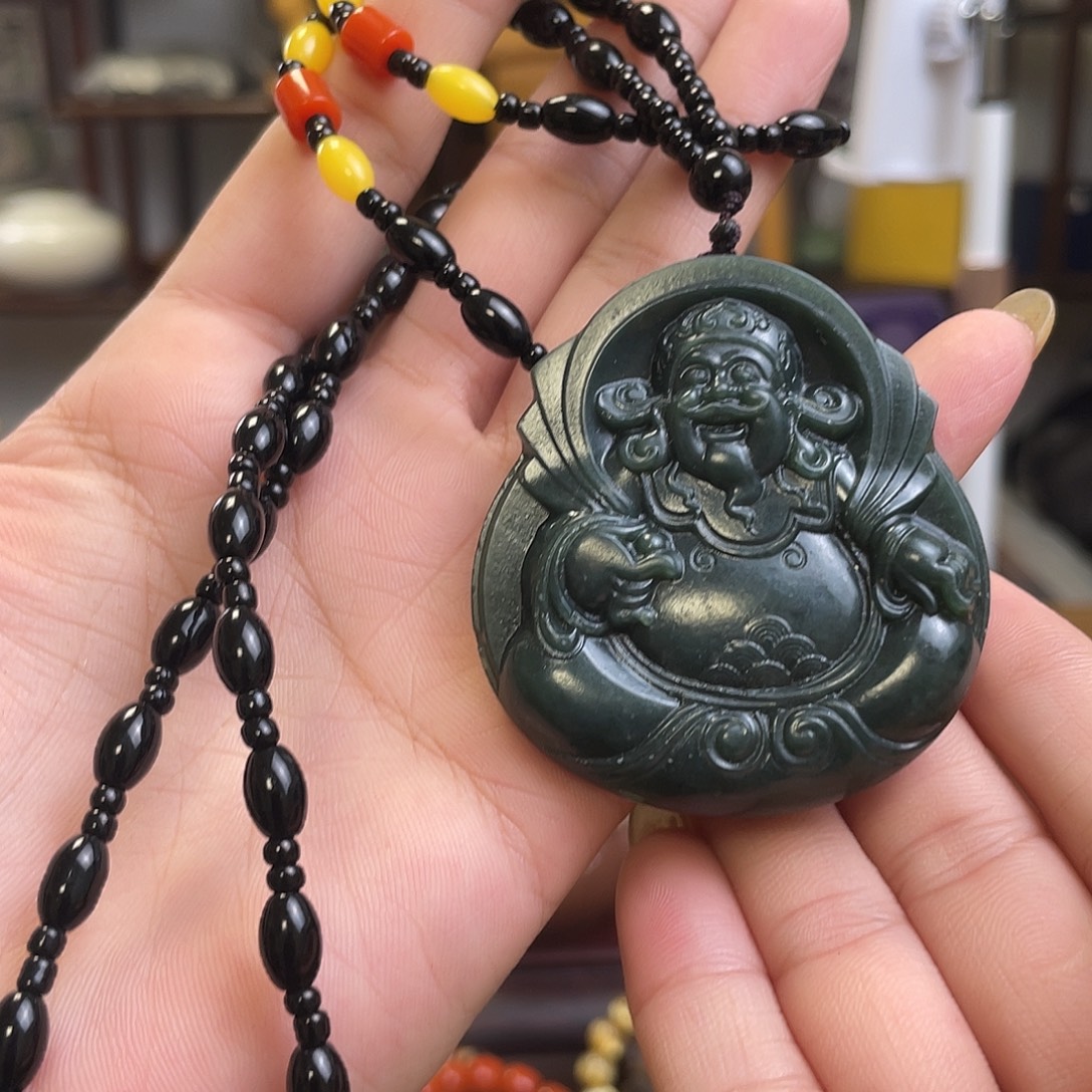 蛇纹石玉未镶嵌颈饰财神