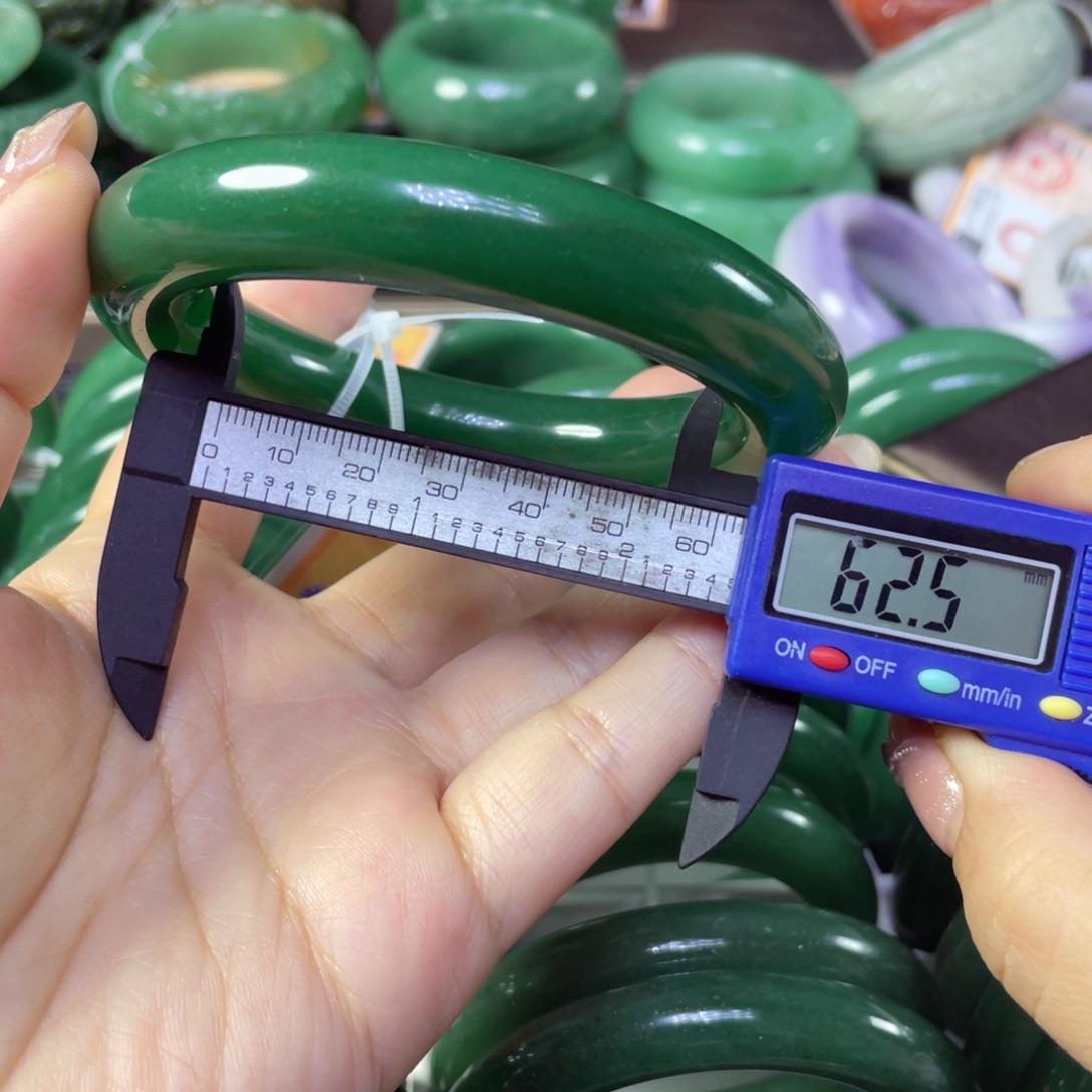 玛***卡石英质玉未镶嵌手镯