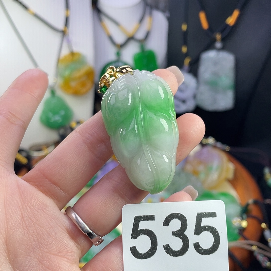 翡翠未镶嵌吊坠(赠链)