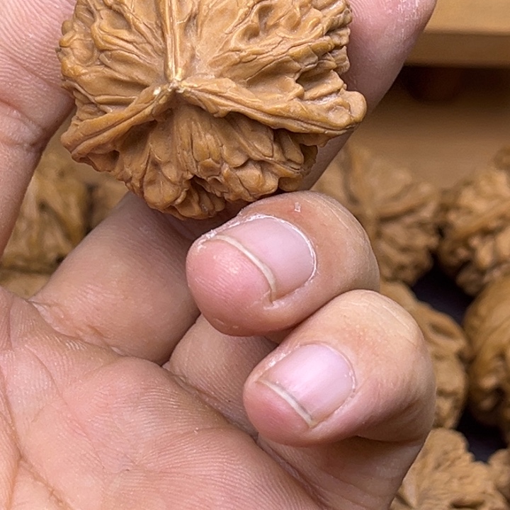 破***晓桃核吊坠牡丹纹三棱有黄