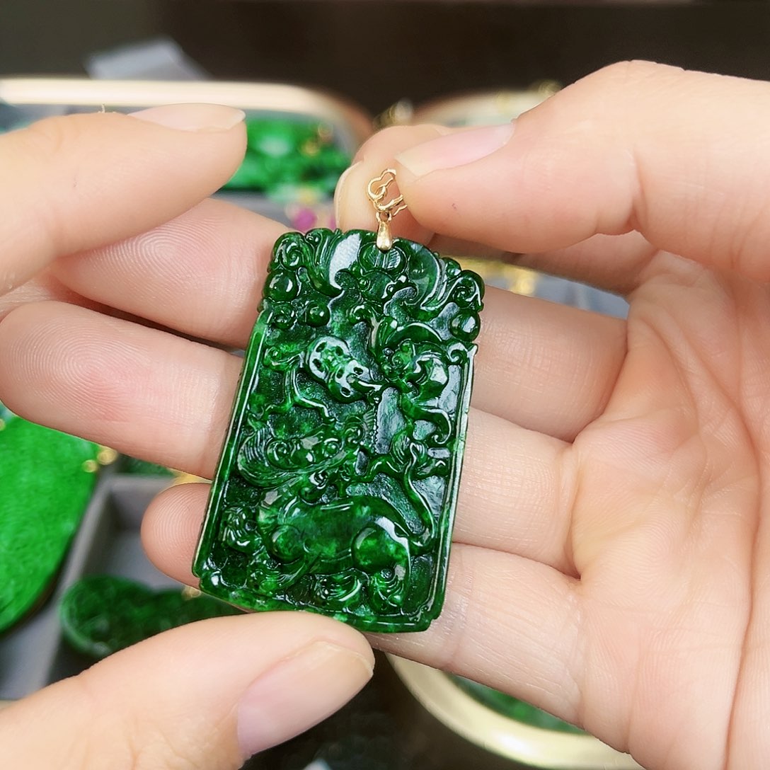 翡翠颈饰18K金镶嵌吊坠