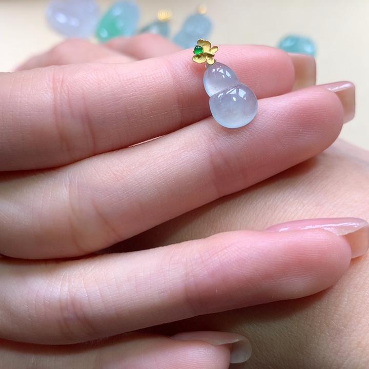 翡翠18K金镶嵌颈饰葫芦